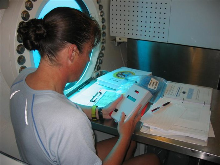 During NEEMO 12, veteran astronaut Heidemarie Stefanyshyn-Piper is shown with a Psychomotor Vigilance Test (PVT) Self Test device. Photo by NASA.